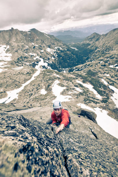 tempestade grave que por detrás de uma feminina alpinista no colorado - people strength leadership remote imagens e fotografias de stock