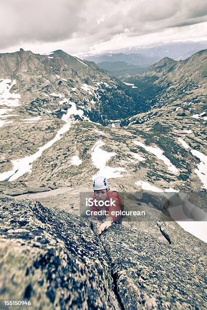 Tempestade Grave Que Por Detrás De Uma Feminina Alpinista No Colorado - Fotografias de stock e mais imagens de 20-29 Anos