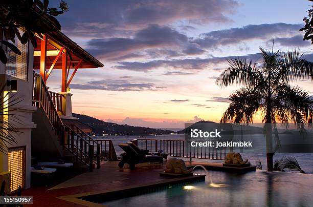Foto de Pôr Do Sol Em Uma Luxuosa Piscina Tropical Villa e mais fotos de stock de Casa de Veraneio - Casa de Veraneio, O Anoitecer, Mar de Andaman
