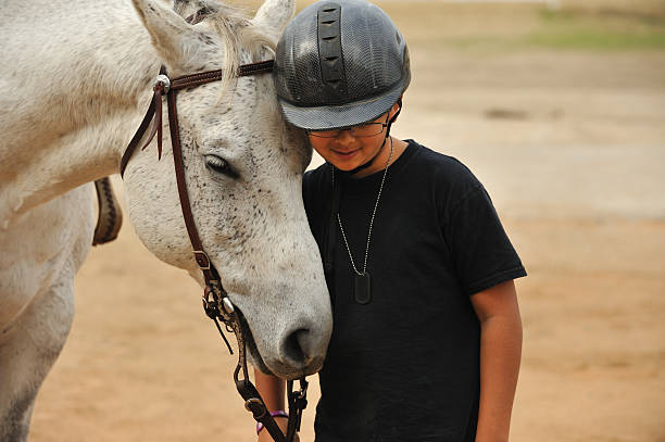 chłopiec z jego horse - horseback riding cowboy riding recreational pursuit zdjęcia i obrazy z banku zdjęć