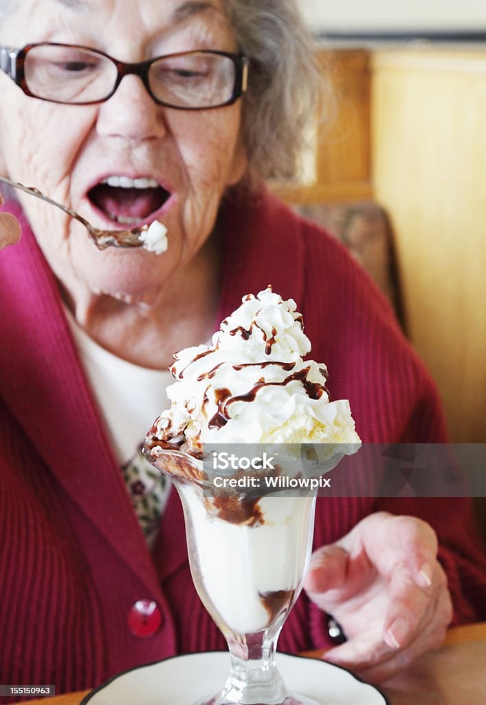 Mujer mayor comiendo un helado Sundae - Foto de stock de Comer libre de derechos