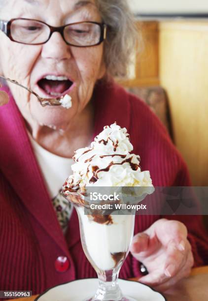 Mujer Mayor Comiendo Un Helado Sundae Foto de stock y más banco de imágenes de Comer - Comer, Helado - Comida dulce congelada, Tercera edad