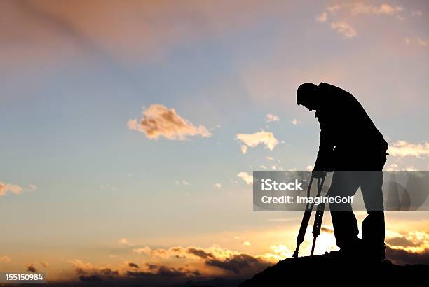 Silueta De Un Hombre Triste Heridos Con Crutches Foto de stock y más banco de imágenes de Hombres - Hombres, Personas, Silueta