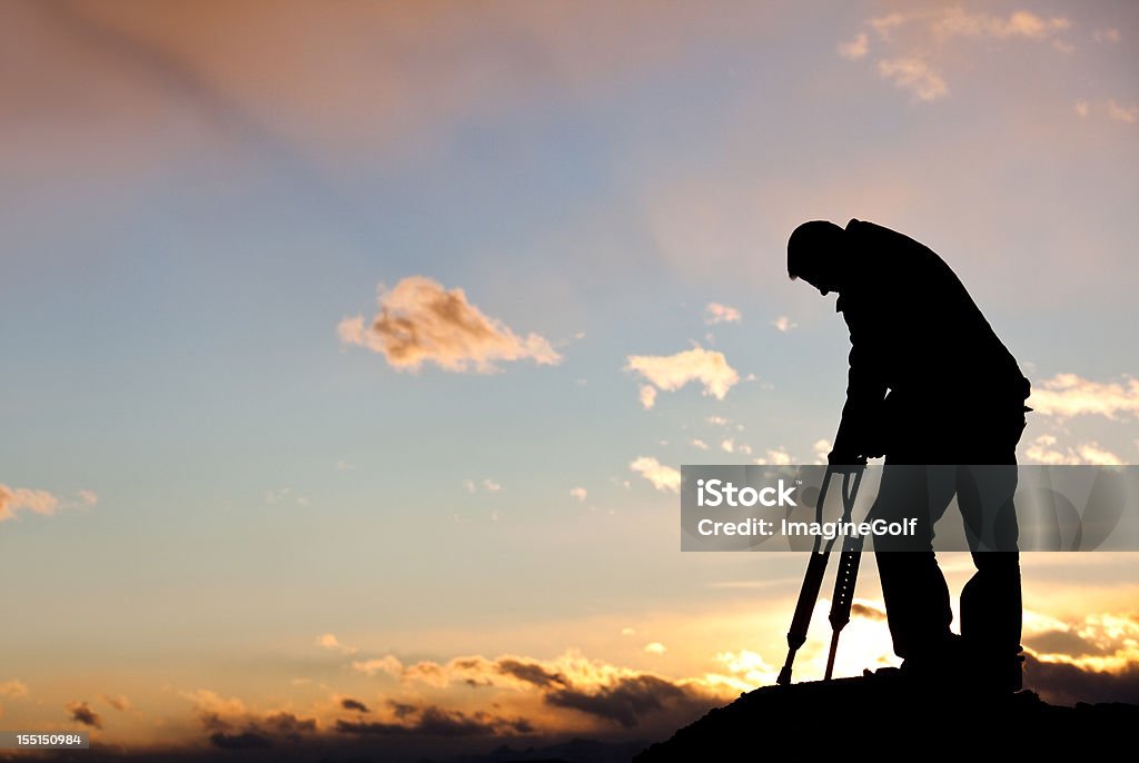 Silhueta de um homem triste feridos com muletas - Foto de stock de Homens royalty-free