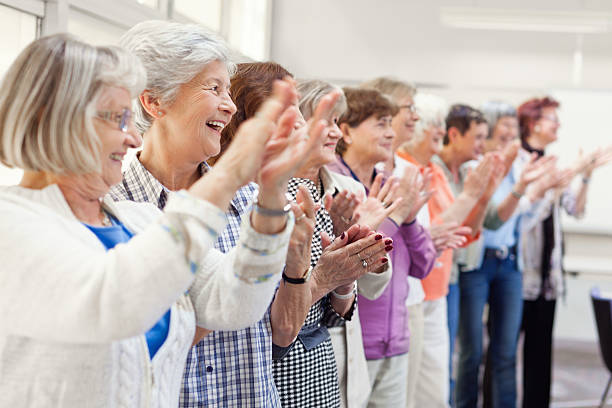 gruppo di donne senior applaudire - senior adult group therapy social gathering community center foto e immagini stock