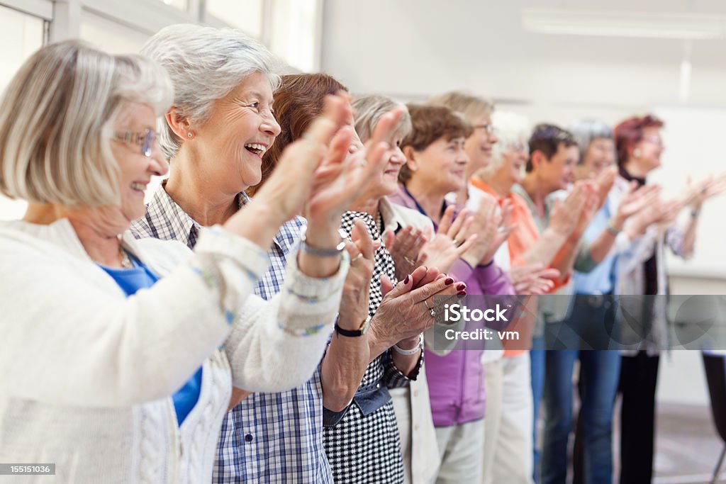 Grupo de Mulheres idosas Aplaudir - Royalty-free Encontro de antigos alunos Foto de stock