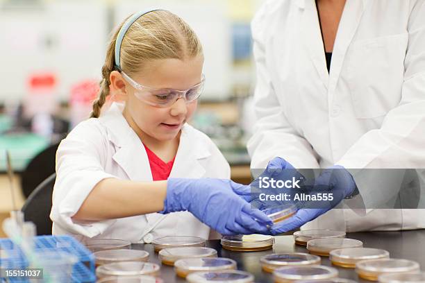 若い女の子科学者や講師の科学研究所 - 女の子のストックフォトや画像を多数ご用意 - 女の子, 科学者, 衣服 コート