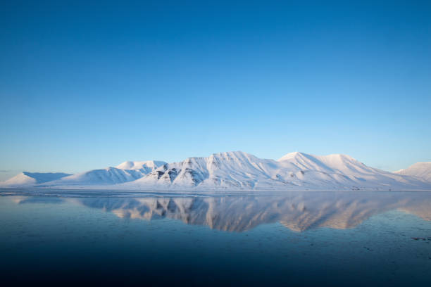 islands mountain reflexion in isfjord winter landschaft - insel spitzbergen stock-fotos und bilder