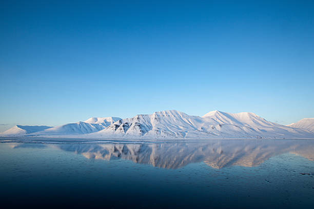 spitzbergen mountain reflet dans isfjord paysage d'hiver - svalbard islands photos et images de collection