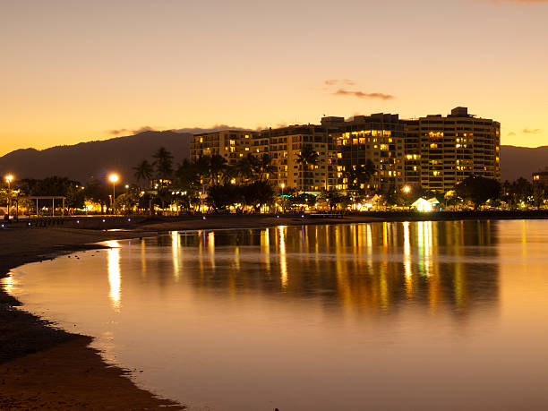 кэрнс waterfront на ночь - cairns стоковые фото и изображения