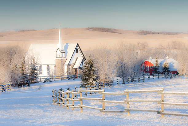 país iglesia en invierno - okotoks fotografías e imágenes de stock