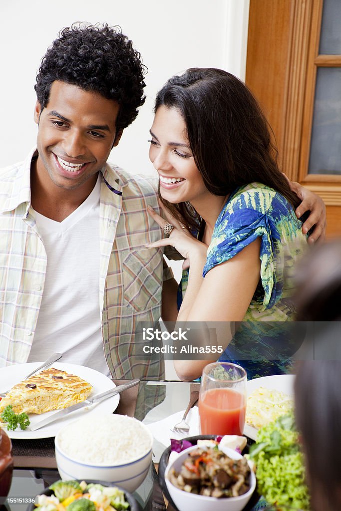 Brasil joven pareja coqueteando en el almuerzo - Foto de stock de 20-24 años libre de derechos