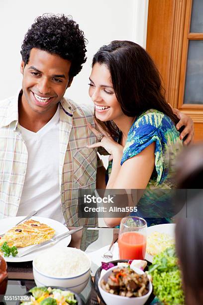 Brasil Joven Pareja Coqueteando En El Almuerzo Foto de stock y más banco de imágenes de 20-24 años - 20-24 años, Adulto, Adulto joven