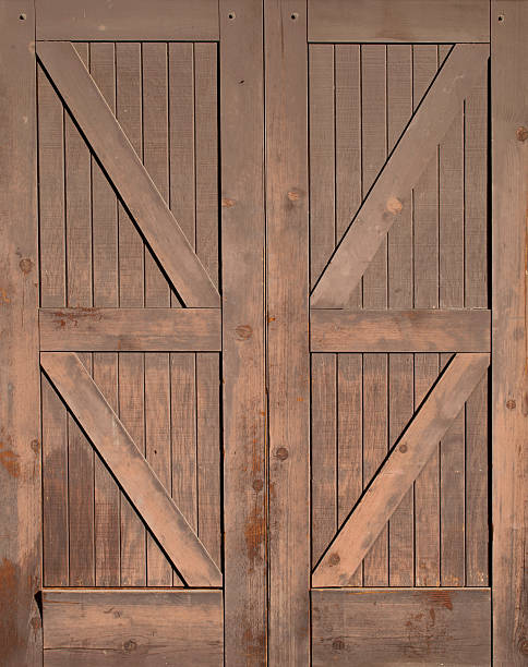 establo de madera puertas aisladas - barn door fotografías e imágenes de stock