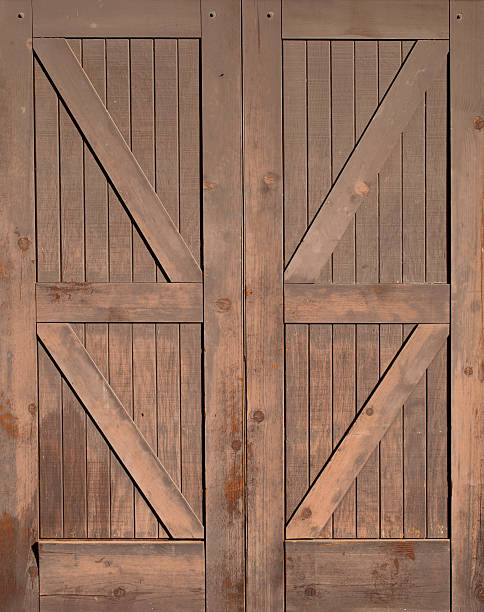grange en bois portes isolé - barn door photos et images de collection