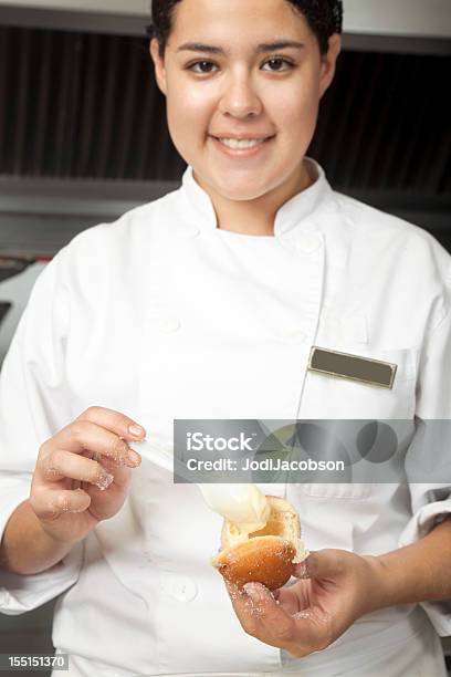 Konditor Füllung Donuts Stockfoto und mehr Bilder von Abnehmen - Abnehmen, Arbeiten, Backen