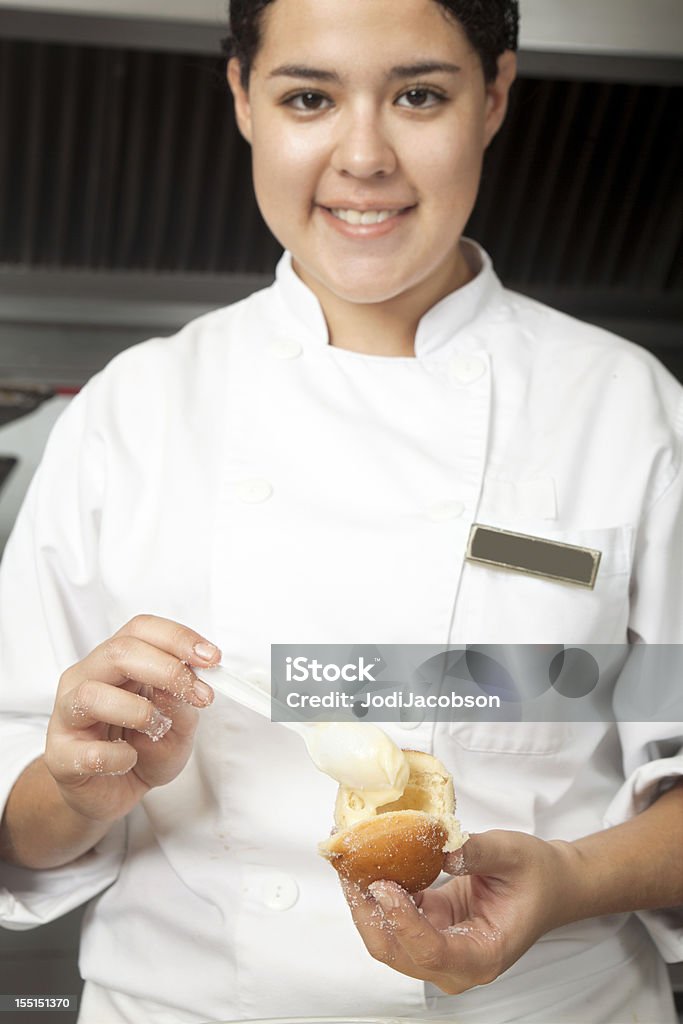 Chef pâtissier remplir Donuts - Photo de Adulte libre de droits