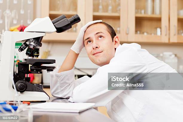 Científico Soñar Despierto En Un Laboratorio Foto de stock y más banco de imágenes de Clase de quimica - Clase de quimica, Confusión, Estudiante