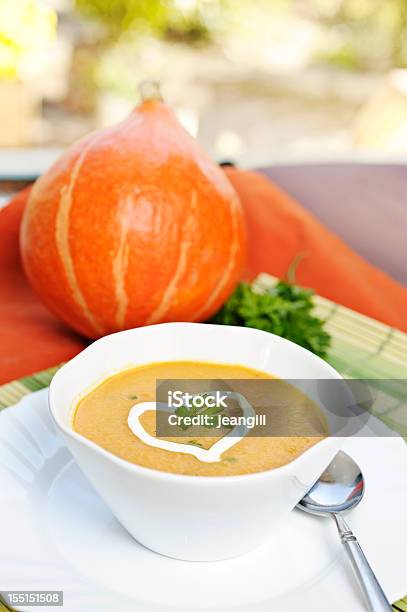 Sopa De Calabaza Amarilla Con Crema Corazón Y Perejil Guarnición Foto de stock y más banco de imágenes de Calabaza gigante