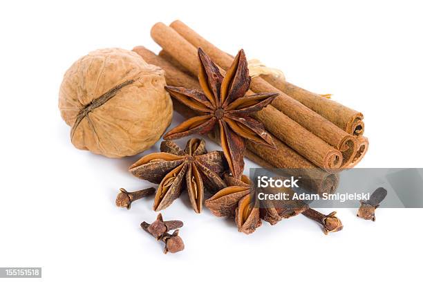 Cinnamon Anís Walnut Y Clavo De Olor Foto de stock y más banco de imágenes de Aderezo - Aderezo, Alimento, Anís