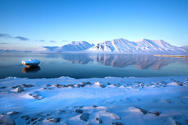 spitzbergen góry odzwierciedlenie w isfjord zimowy krajobraz - arctic sea zdjęcia i obrazy z banku zdjęć
