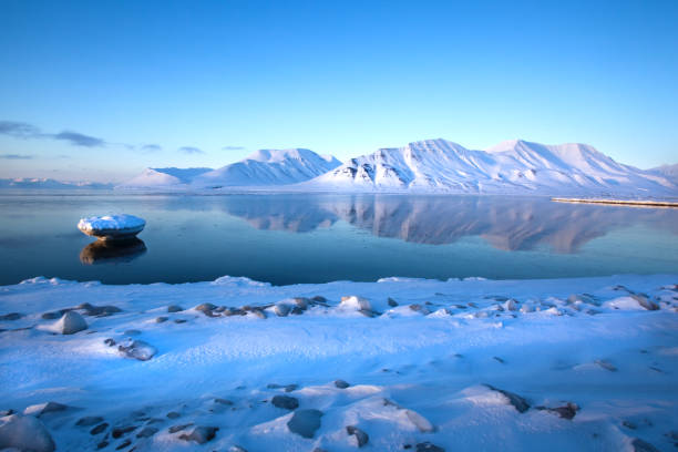 гора шпицбергеном отражение в isfjord зимний пейзаж - arctic ice стоковые фото и изображения