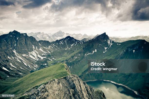 Photo libre de droit de Vue Panoramique Sur La Montagne Dans Le Tyrol Autriche Filtrée Alps Vintage banque d'images et plus d'images libres de droit de Alpes européennes