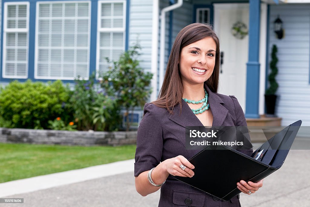 Vêtements professionnels heureuse femme tenant un sac en dehors de la maison - Photo de Agent immobilier libre de droits