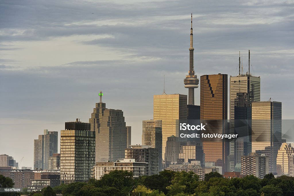 Toronto nascer do sol no centro da cidade de arranha-céus, CN Tower, Canadá - Foto de stock de América do Norte royalty-free
