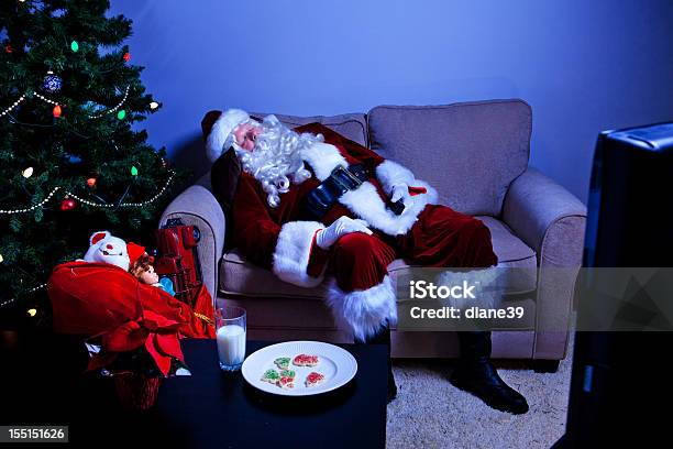 피곤했다 산따 복용 Nap 크리스마스에 대한 스톡 사진 및 기타 이미지 - 크리스마스, 텔레비전, 소파