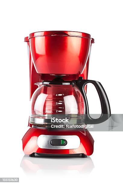 Photo libre de droit de Rouge Cafetière Électrique Sur Fond Blanc Réfléchissant banque d'images et plus d'images libres de droit de Machine à café