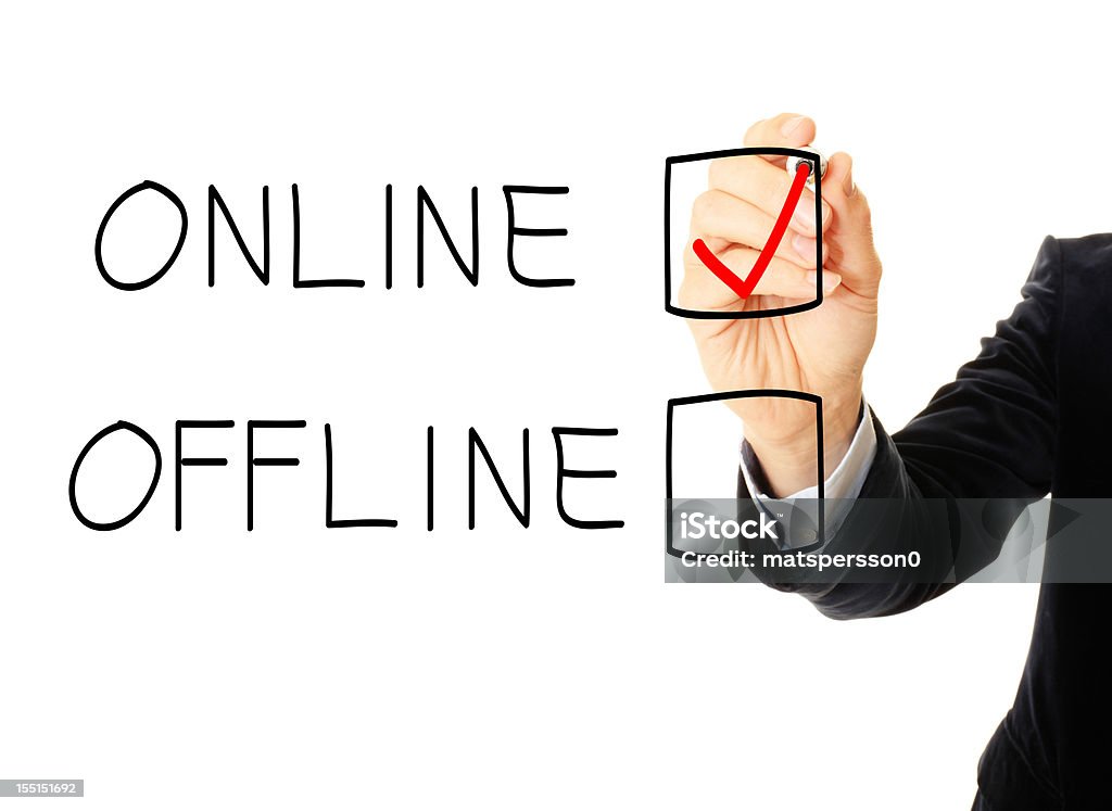 ビジネスの男性の図面、オンラインまたはオフラインでチェックボックス - インターネットのロイヤリティフリーストックフォト