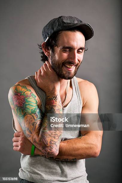 Retrato De Estúdio De Rir Tattooed Homem - Fotografias de stock e mais imagens de Homens - Homens, Camisola Sem Manga, Tatuagem