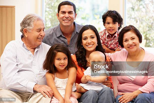 3 Поколения Hispanic Family At Home — стоковые фотографии и другие картинки Несколько поколений семьи - Несколько поколений семьи, Семья дома, 4-5 лет
