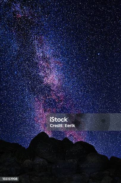 Photo libre de droit de La Voie Lactée Et De Gros Rochers Au Premier Plan banque d'images et plus d'images libres de droit de Astronomie - Astronomie, Beauté de la nature, Ciel