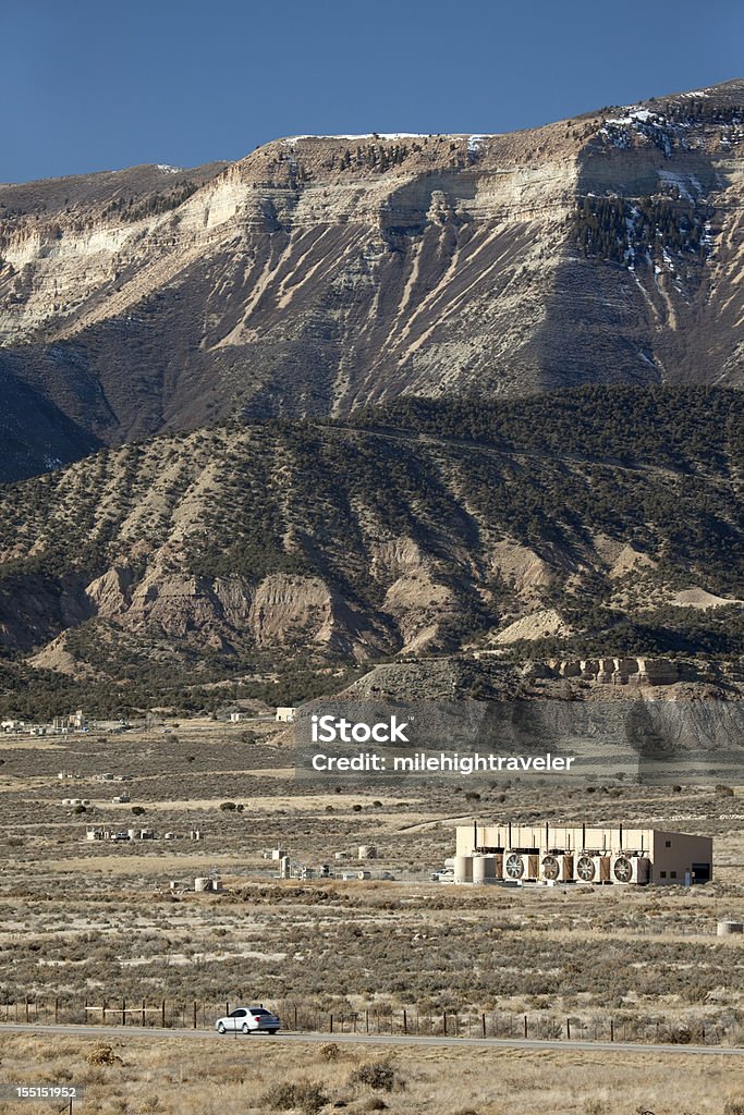 Gás Natural campos de petróleo na Interstate 70 Rifle Colorado vertical - Foto de stock de Autoestrada royalty-free