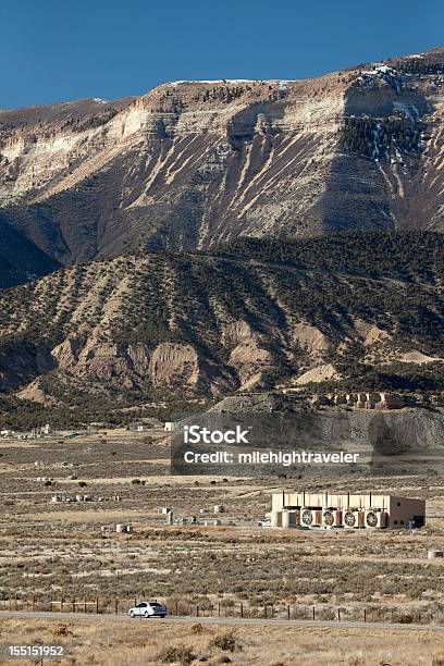 Foto de Gás Natural Campos De Petróleo Na Interstate 70 Rifle Colorado Vertical e mais fotos de stock de Autoestrada