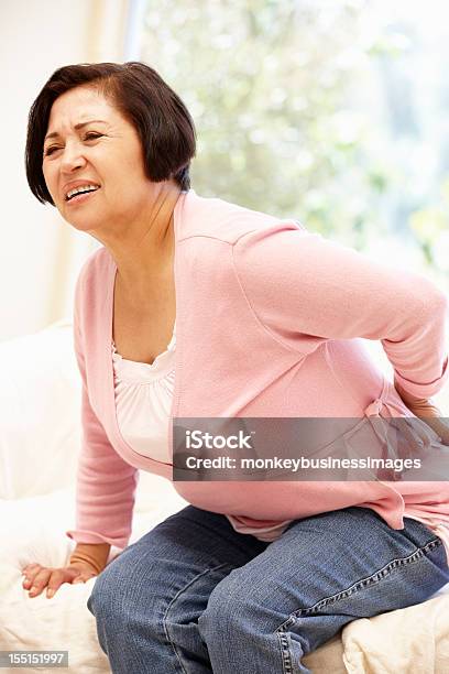 Alte Hispanic Frau Mit Rückenschmerzen Stockfoto und mehr Bilder von Lateinamerikanische Abstammung - Lateinamerikanische Abstammung, Rückenschmerzen, Eine Frau allein