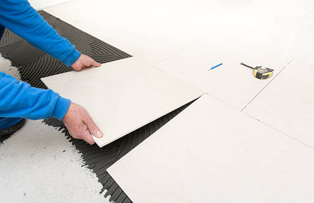 タイルの床 - construction worker preparation improvement new ストックフォトと画像