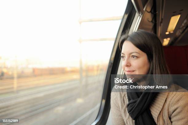 Reisen Mit Der Bahn Stockfoto und mehr Bilder von Attraktive Frau - Attraktive Frau, Bahngleis, Bahnreisender