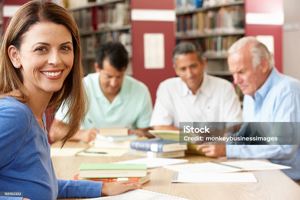 Estudiantes maduros en biblioteca de trabajo - Foto de stock de Aprender libre de derechos