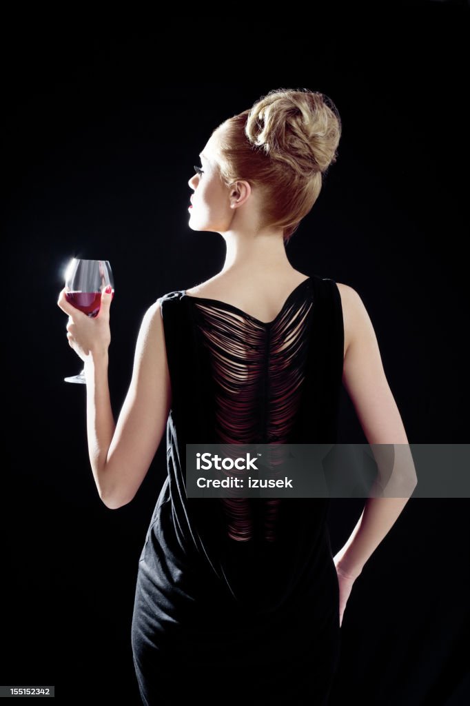 Elegante donna con Bicchiere da vino - Foto stock royalty-free di Vista posteriore