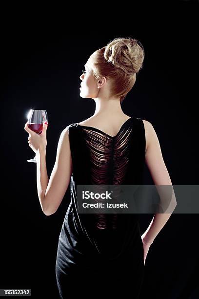 Elegante Donna Con Bicchiere Da Vino - Fotografie stock e altre immagini di Vista posteriore - Vista posteriore, Moda, Party