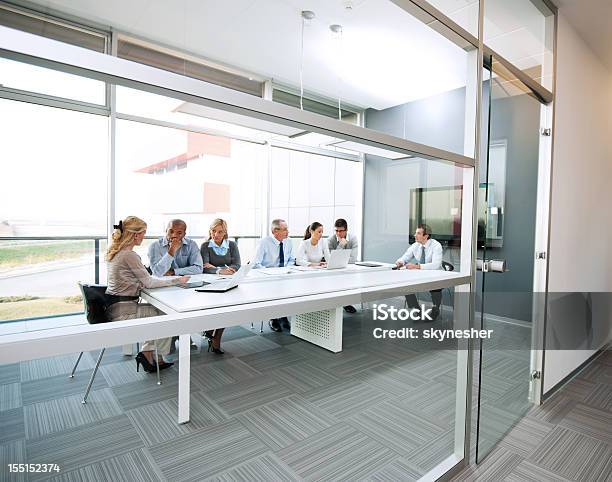 Reunión De Negocios Foto de stock y más banco de imágenes de Finanzas - Finanzas, Negocio corporativo, Sala de conferencias