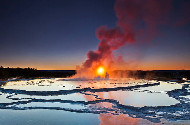 большой фонтан geysir - гейзер стоковые фото и изображения