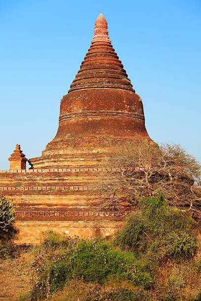 앤시언트 탑이자 바간, 미얀마에 - vibrant color front view bagan myanmar 뉴스 사진 이미지