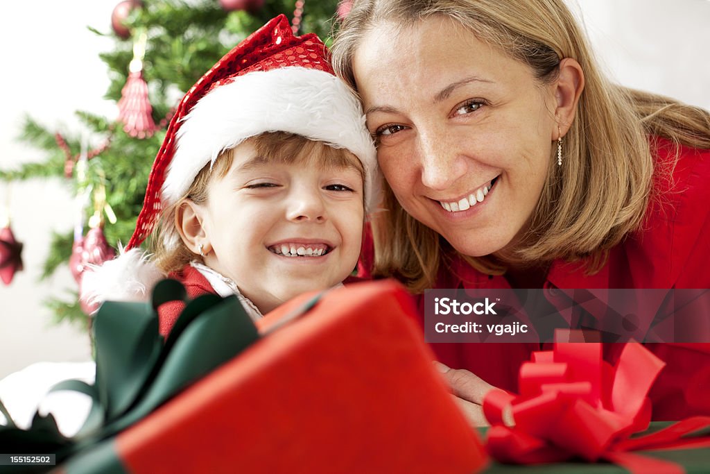 Madre con la niña Disfrute de Navidad - Foto de stock de 35-39 años libre de derechos