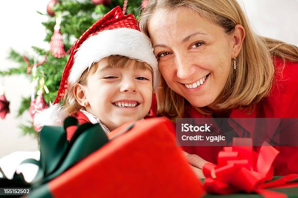 Madre Con La Niña Disfrute De Navidad Foto de stock y más banco de imágenes de 35-39 años - 35-39 años, 4-5 años, Acostado