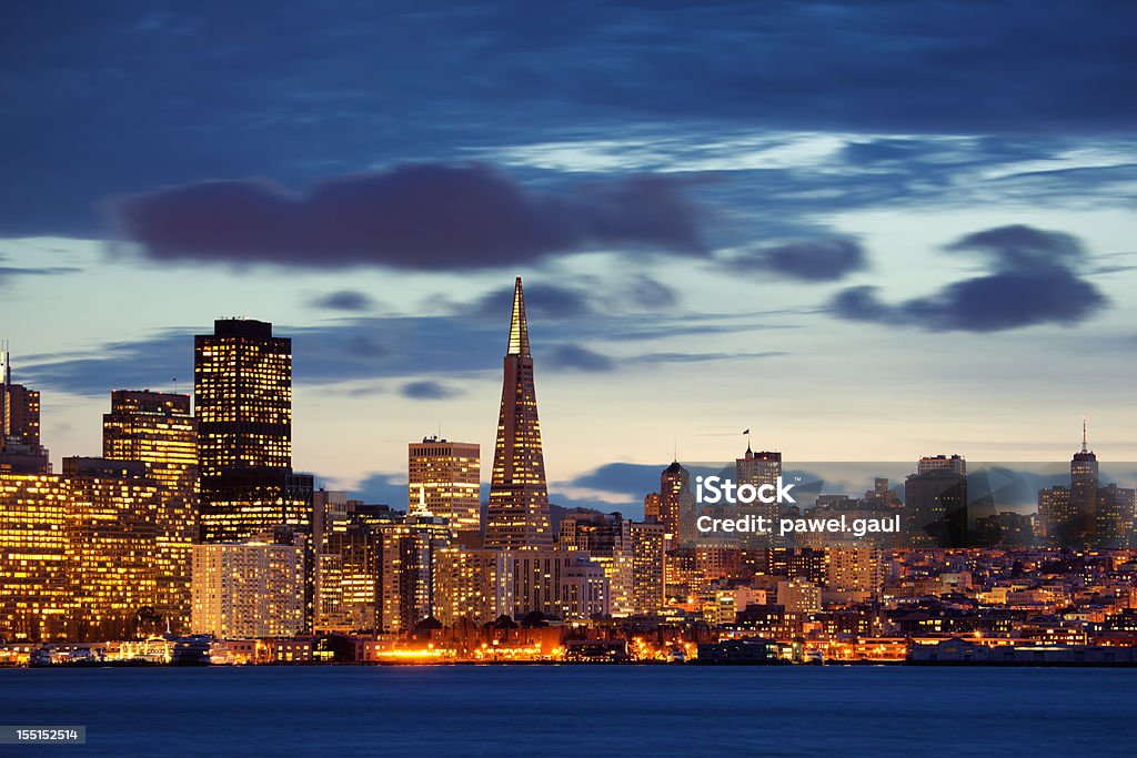 Горизонт Сан-Франциско во время заката - Стоковые фото Закат солнца роялти-фри