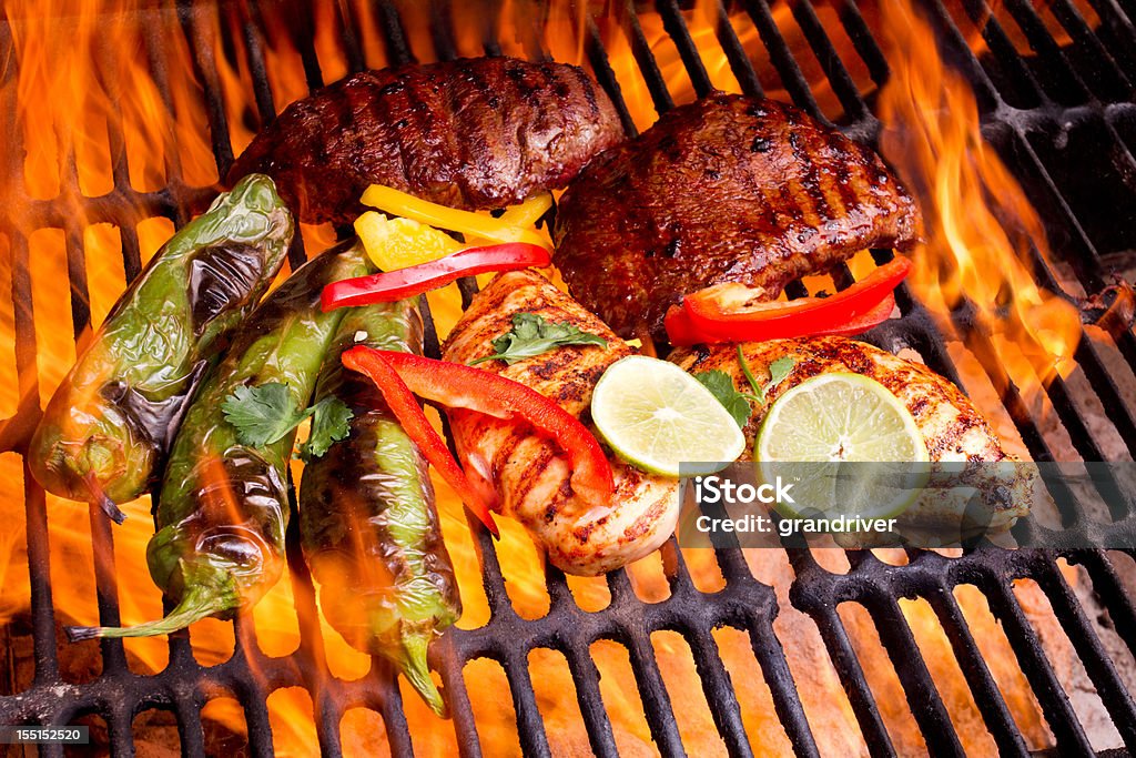 Fajitas di pollo e manzo con fiamme - Foto stock royalty-free di Griglia per barbecue